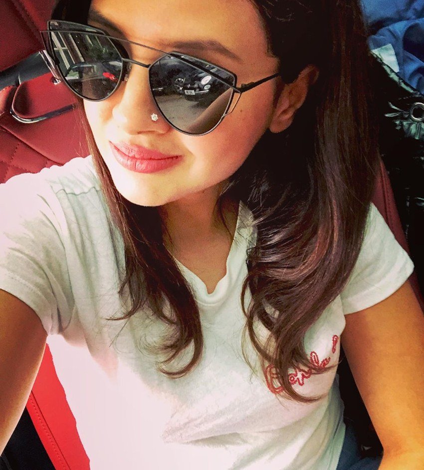 सोशल मीडिया में जितनी दीवानगी महेंद्र सिंह धोनी के लिए है लगभग उतनी ही फैनफॉलोइंग उनकी पत्नी साक्षी धोनी की भी देखने को मिलती है। सिर्फ इंस्टाग्राम पर ही उन्हें करीब 32 लाख लोग फॉलो करते हैं। साक्षी भी अपने सोशल मीडिया फैंस का खूब ध्यान रखती हैं और उनके साथ अपनी तस्वीरें और वीडियोज शेयर करत रहती हैं। साक्षी की तस्वीरें उनके फैंस को खूब पसंद भी आती हैं। साक्षी का इंस्टा अकाउंट देख कर कहा जा सकता है कि वो स्टायलिश गॉगल्स की शौकीन हैं। (All Photos: Sakshi Dhoni Instagram)