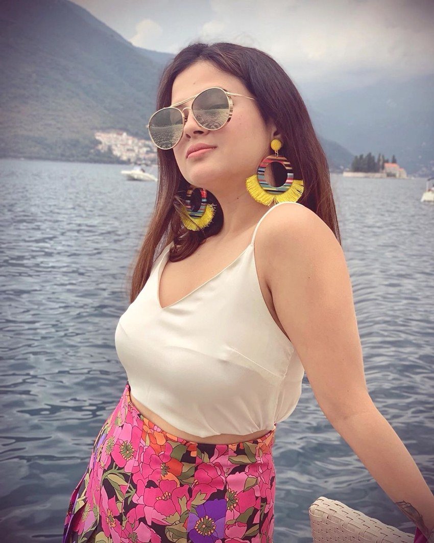 साक्षी के इंस्टा अकाउंट को देख आसानी से कहा जा सकता है कि वह फन लविंग और घुमक्कड़ किस्म की हैं।