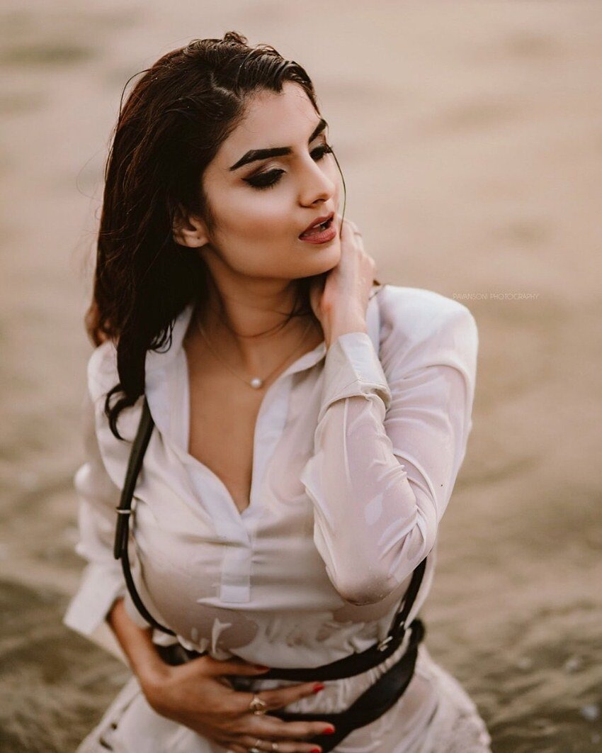 अन्वेषी अभिनेत्री होने के साथ-साथ एक अच्छी गायक भी हैं। इसके अलावा वो मोटिवेशनल स्पीकर के रूप में भी काम करती है।