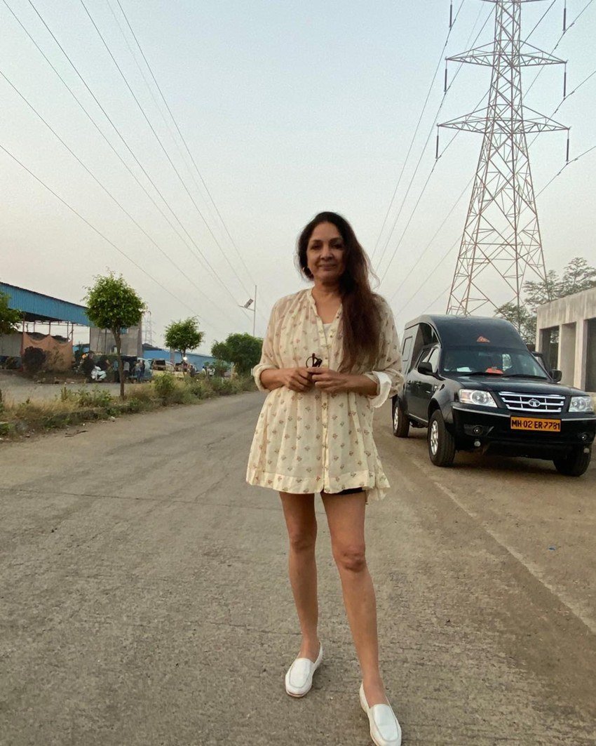 बॉलीवुड की मशहूर एक्ट्रेस नीना गुप्ता 49 साल की उम्र में दुल्हन बनी थीं। नीना गुप्ता ने वेस्ट इंडीज क्रिकेटर विवियन रिचर्ड से बिना शादी के बेटी को जन्म दिया था। साल 2008 में नीना ने विवेक मेहरा से शादी रचाई।