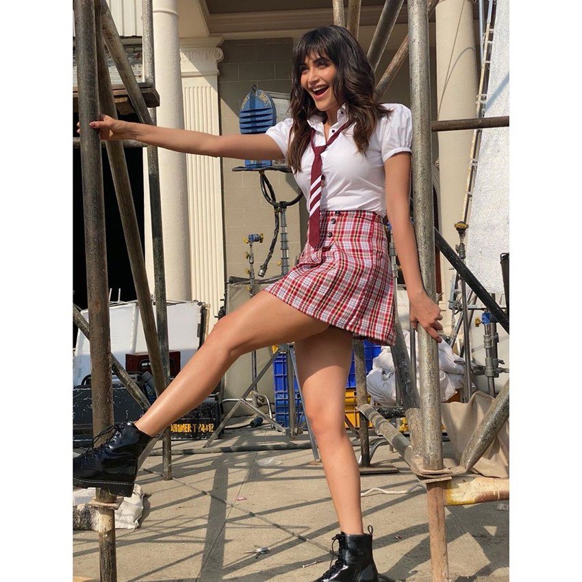 ट्रोल करने वालों को करिश्मा के स्कर्ट में दिक्कत नजर आ रही है। ऐसे लोग लिख रहे हैं कि आपके यहां इतनी छोटी स्कर्ट पहनते होंगे।