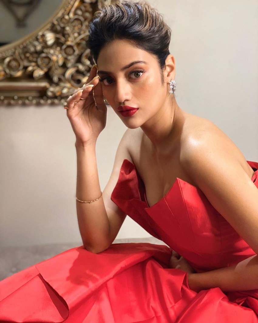 फैंस और फॉलोअर्स उनकी इन फोटोज पर तारीफ करते हुए लिख रहे हैं कि तुमसा नहीं देखा।