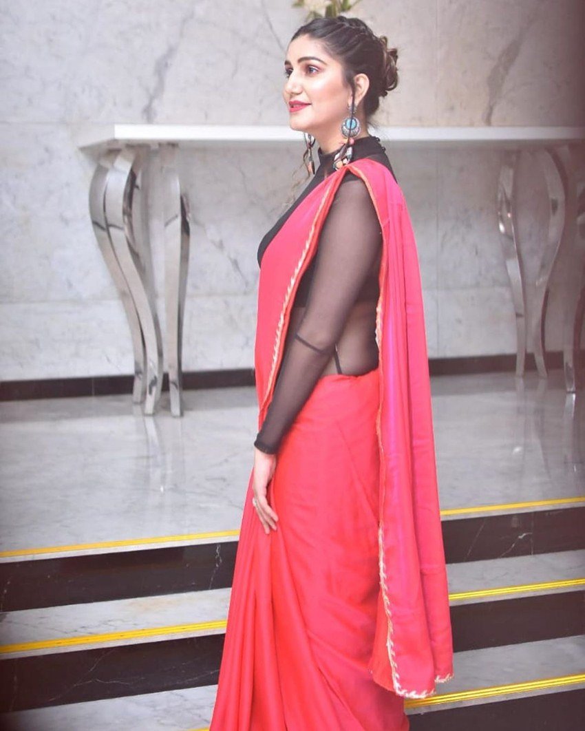 सपना के कुछ फैंस उनके इस लुक की तारीफ कर रहे हैं तो कुछ ऐसे यूजर्स भी हैं जो उनके कपड़ों के लिए उन्हें ट्रोल कर रहे हैं।