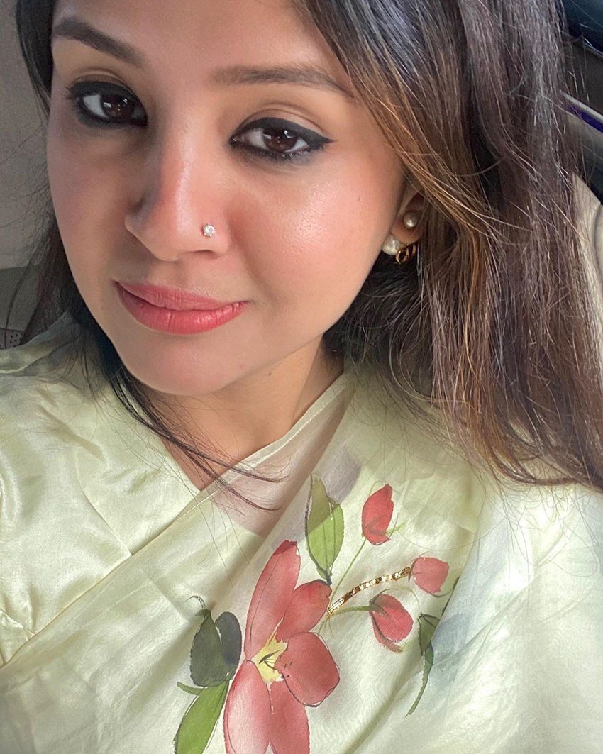 साक्षी की इन तस्वीरों पर फैंस उनकी तारीफ करते नहीं थक रहे। उन्हें रियल ब्यूटी जैसे सैकड़ों कॉम्प्लिमेंट्स मिल रहे हैं।