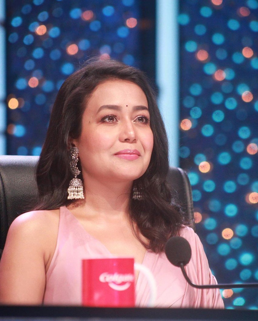 नेहा कक्कड़ इन दिनों सोनी टीवी के सिंगिंग रियालिटी शो इंडियन आइडल को जज कर रही हैं।