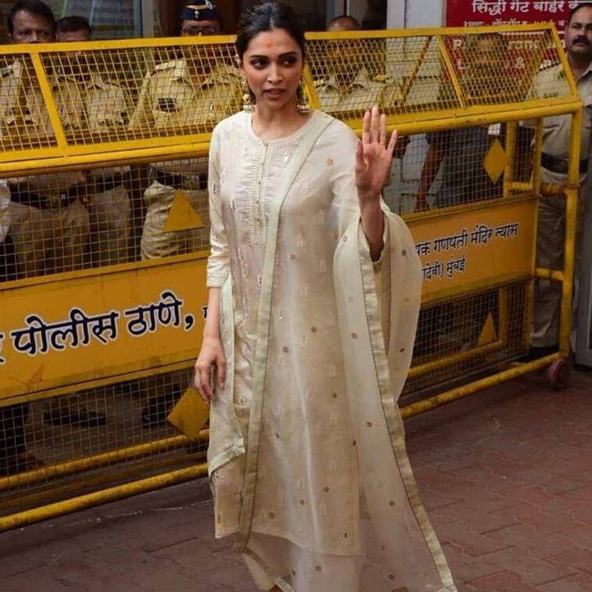 बॉलीवुड एक्ट्रेस दीपिका पादुकोण जेएनयू विवाद के बीच शुक्रवार को मुंबई में सिद्धिविनायक मंदिर में दर्शन करने पहुंची। गणपति के दरबार में पहुंची दीपिका की तस्वीरें सोशल मीडिया में वायरल हो रही हैं।(Photos: @beingdeepu96/instagram)