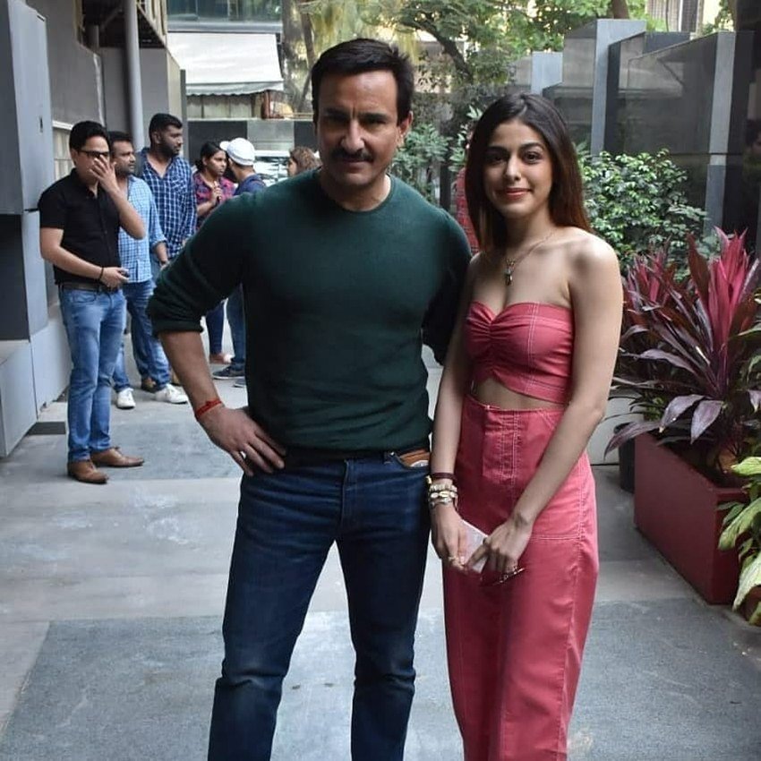 सैफ जहां ग्रीन टीशर्ट और ब्लू जींस में दिखे तो वहीं अलाया पिंक ड्रेस और सनग्‍लासेस में बेहद खूबसूरत नजर आ रही थीं।
