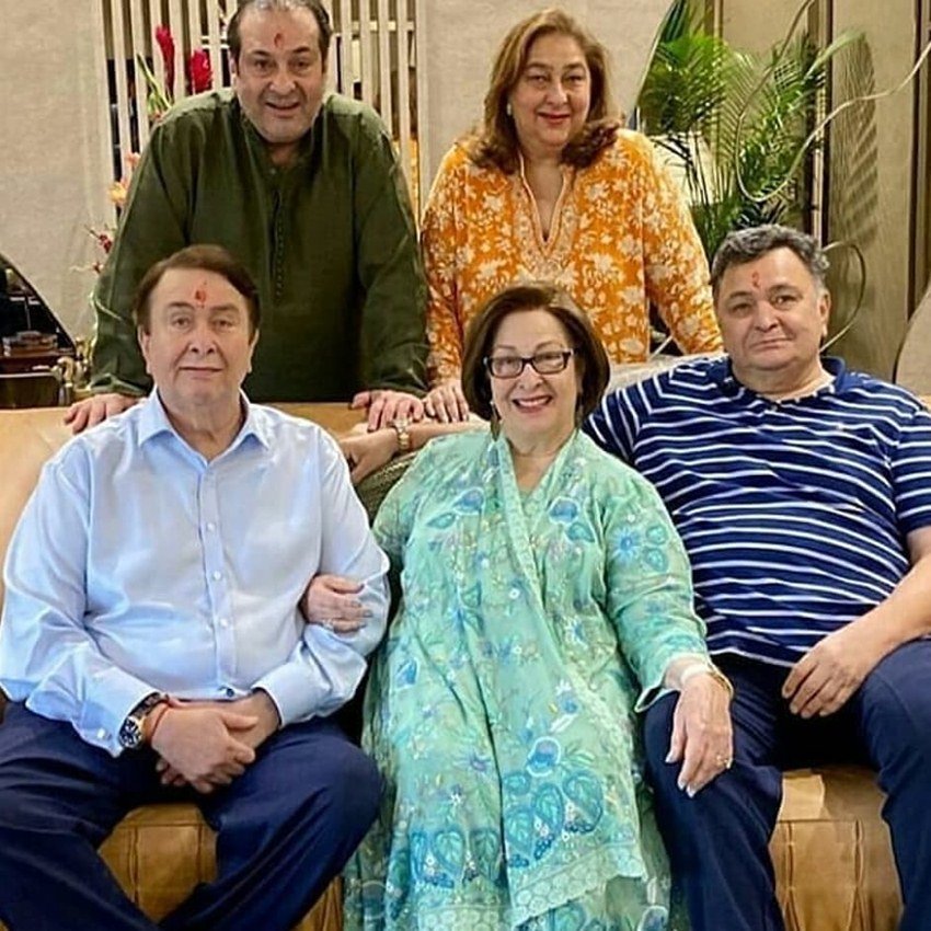 बॉलीवुड के दिग्गज अभिनेता ऋषि कपूर की बहन और राज कपूर की बेटी रितु नंदा ने इस दुनिया को अलविदा कह दिया। 71 वर्षीय रितु नंदा पिछले 7 सालों से कैंसर से पीड़ित थीं। ऋषि कपूर की बेटी रिद्धिमा ने इंस्टा पर अपनी बुआ के गुजर जाने की खबर शेयर करते हुए लिखा- सबसे दयालु और सज्जन लोग जिनसे मैं मिली हूं, वे आपको फिर दोबारा वैसा महसूस नहीं कराते जैसे आप पहले किया करते थे। भगवान आपकी आत्मा को शांति दे।