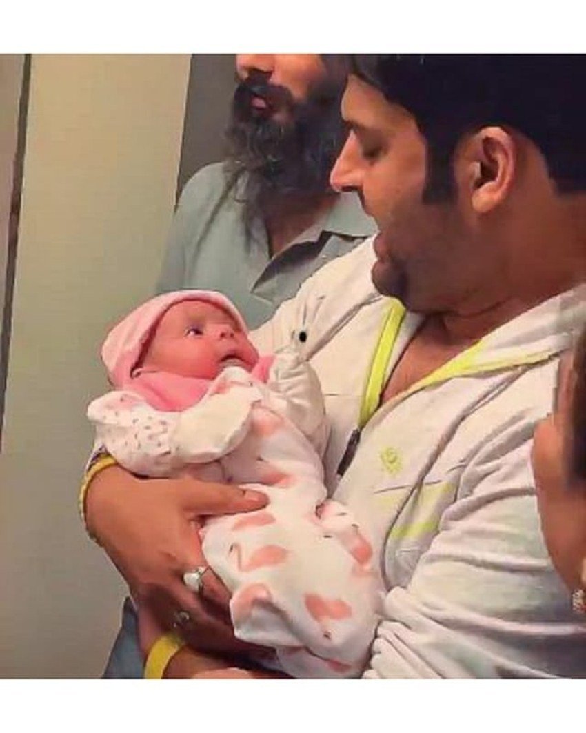 बेटी का पिता बनने की खुशी कपिल शर्मा के चेहरे से साफ झलक रही है। तस्वीर में कपिल भावुक दिख रहे हैं।