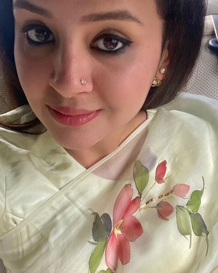 साक्षी ने बेहद लाइट मेकअप के साथ एक्सेसरीज के नाम पर सिर्फ एक नथ पहनी है।