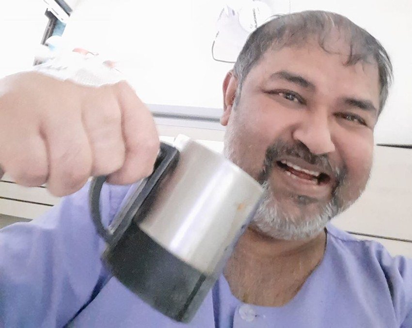 आशीष रॉय ने ये भी बताया कि, 'मेरी हालत ठीक नहीं है। मेरी किडनियां काम नहीं कर रही हैं और मेरे शरीर में 9 लीटर पानी जमा हो गया है जिसे जल्द से जल्द बाहर निकालना बेहद जरुरी है। डॉक्टरों ने दवाई दी है। साथ ही 4 लीटर पानी निकाल दिया है लेकिन 5 लीटर पानी अभी भी बचा हुआ है। देखते हैं क्या होता है।'