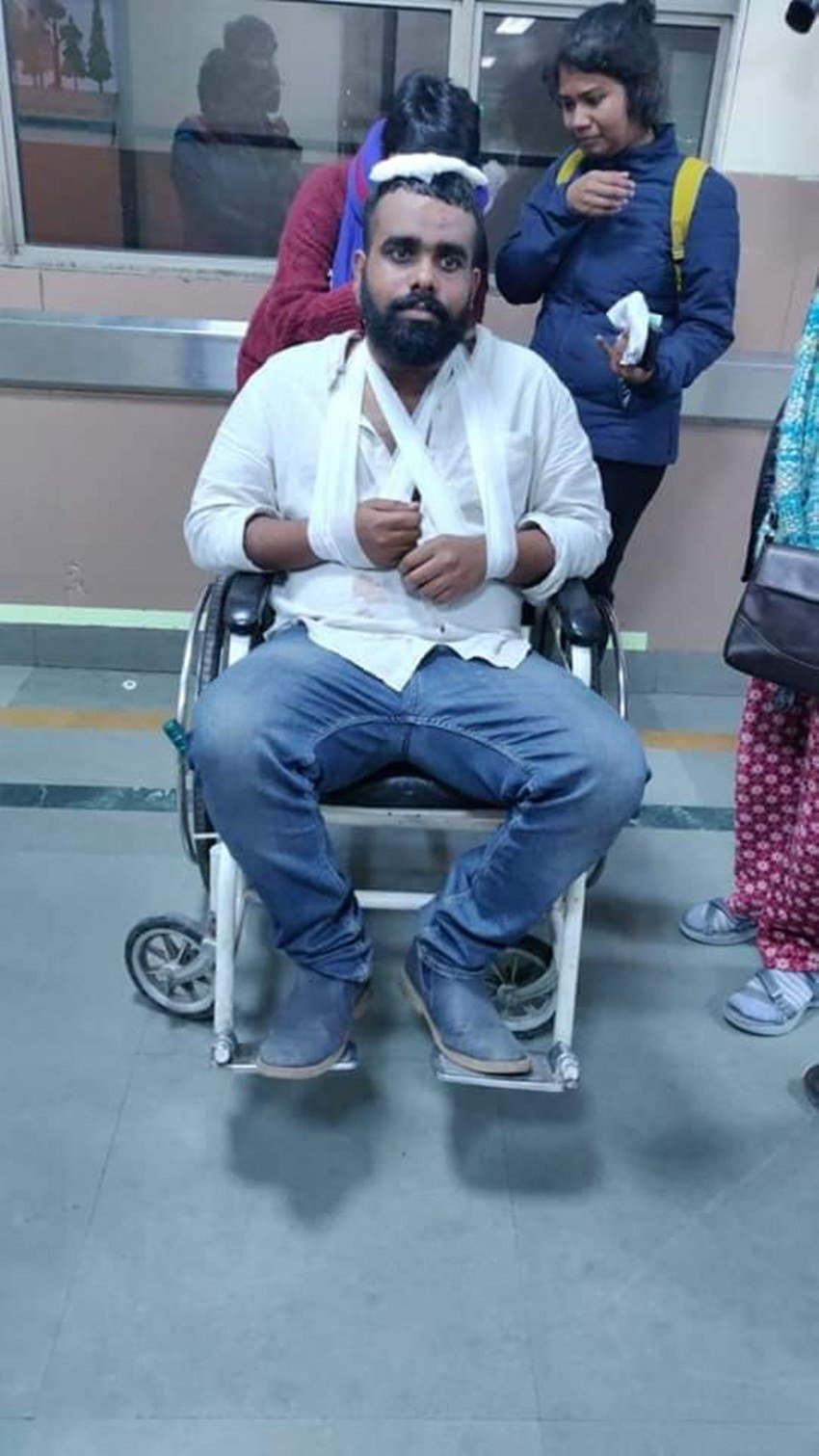 नकाबपोश बदमाशों के इस हमले में किसी का सिर फूटा है तो किसी के हाथ पैर टूटे।