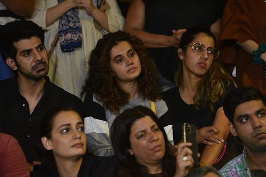 तापसी पन्नू सोशल मीडिया में भी जेएनयू हिंसा के खिलाफ लिख रही हैं और वह प्रोटेस्ट में भी नजर आईं।