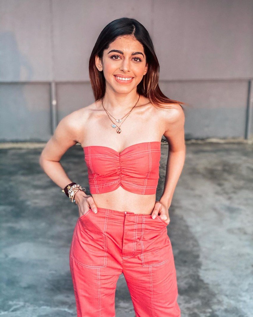 अलाया की यह पहली फिल्म है। पहली ही फिल्म में सैफ अली खान जैसे स्टार के साथ काम कर वह काफी खुश हैं।