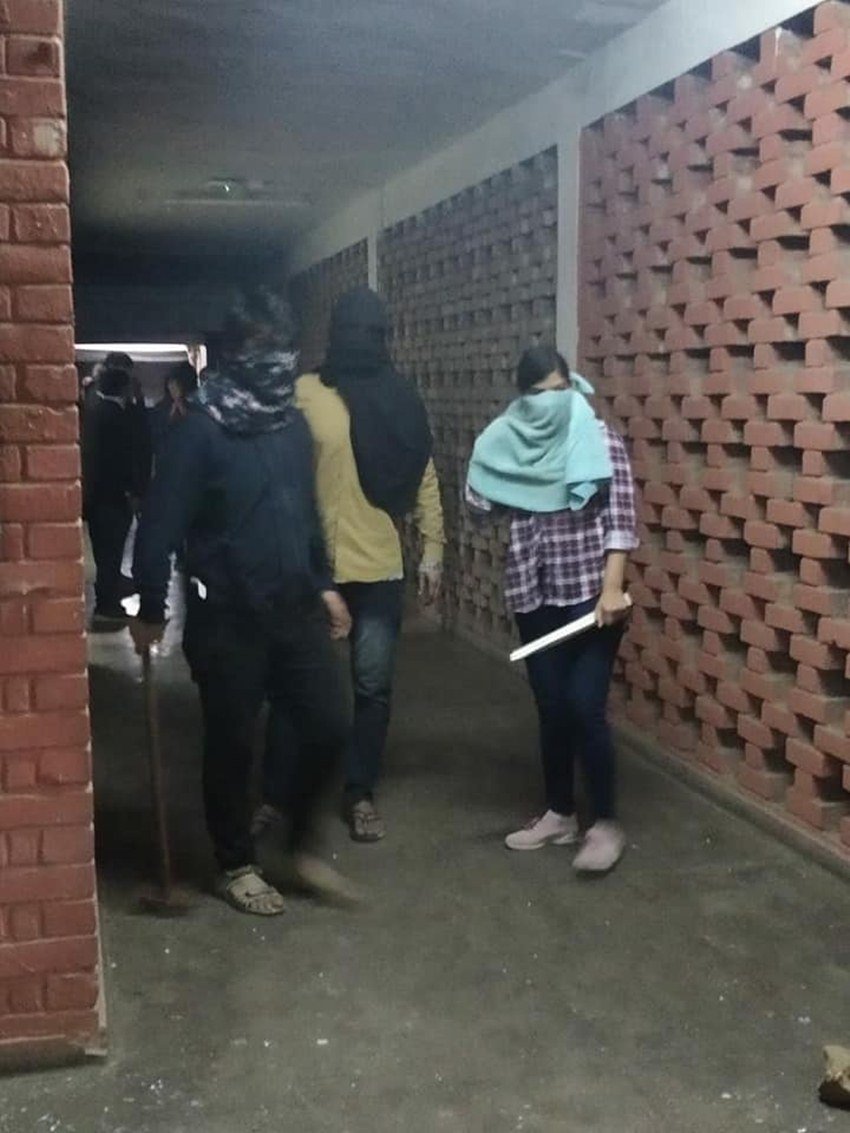 स्टूडेंट्स यूनियन का दावा है कि उनकी अध्यक्ष आइशी घोष और कई अन्य स्टूडेंट्स को एबीवीपी के सदस्यों ने पीटा है।
