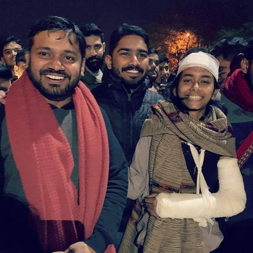 जवाहरलाल नेहरू विश्वविद्यालय में 5 जनवरी को कुछ नकाबपोश बदमाशों ने छात्रों और यूनिवर्सिटी स्टाफ पर हमला बोल दिया था। इस हमले में जेएनयू छात्रसंघ अध्यक्ष आईशी घोष के साथ ही करीब 30 लोग घायल हुए थे। इस हिंसा के खिलाफ जेएनयू छात्र प्रदर्शन कर रहे हैं। इन लोगों के समर्थन में जेएनयू के पूर्व छात्रसंघ अध्यक्ष कन्हैया कुमार भी खड़े हो गए हैं। कन्हैया छात्रों के साथ मंच से केंद्र की बीजेपी सरकार पर जमकर निशाना साध रहे हैं।