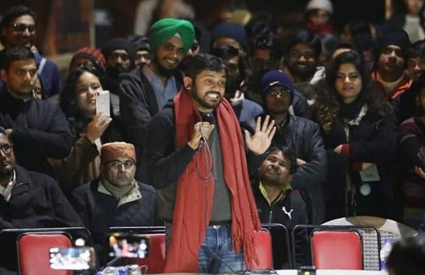 कन्हैया मंच से प्रधानमंत्री और गृहमंत्री पर जमकर निशान साध रहे हैं। कन्हैया ने यह भी कहा, 'आप सरकारी बंगले में रहते हैं, सरकारी कार चलाते हैं, सरकारी हवाई जहाजों में उड़ान भरते हैं लेकिन आपको सरकारी इंस्टीट्यूट्स जैसे JNU नहीं चाहिए। आपको जियो इंस्टीट्यूट चाहिए। ये विश्वासघात है। आप सरकार हैं और ये आपकी जिम्मेदारी है कि JNU जैसे इंस्टीट्यूट को सही तरीके से चलाएं।'