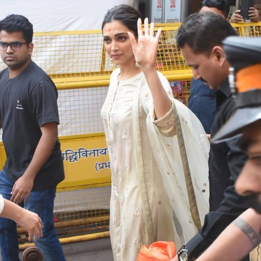 दीपिका पादुकोण की फिल्म 'छपाक' भी शुक्रवार को ही रिलीज हुई है। फिल्म रिलीज के साथ ही दीपिका ने भगवान का आशीर्वाद लिया।