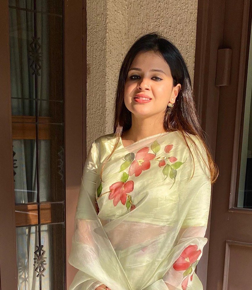 साड़ी के साथ साक्षी ने अपने बालों को खोल रखा है। खुले बाल साक्षी के इस लुक की खूबसूरती को बढ़ा रहे हैं।