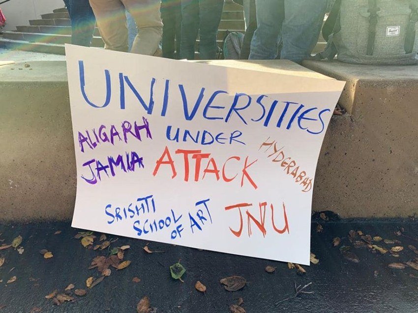 रवीश कुमार ने इन तस्वीरों को शेयर करते हुए लिखा कि जो लोग जेएनयू में छात्र राजनीति के खिलाफ हैं और विश्वविद्यालय बंद करने की मांग कर रहे हैं क्या वो लोग स्टेनफोर्ड के लिए भी ऐसी ही बातें लिखेंगे।