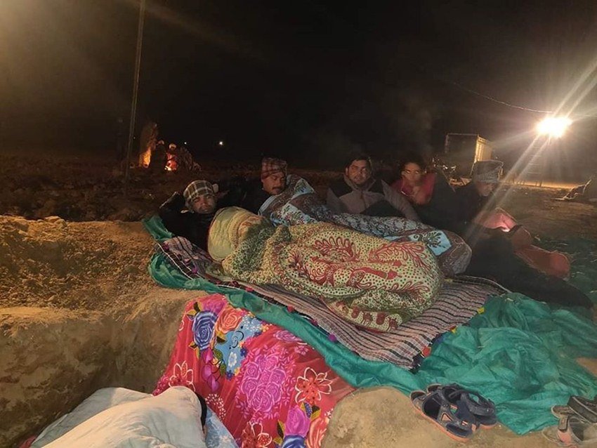 इसके अलावा रात में सर्दी से बचाव हो सके इसके लिए गद्दे और रजाई का इंतजाम भी गांव के लोग ही कर रहे हैं।
