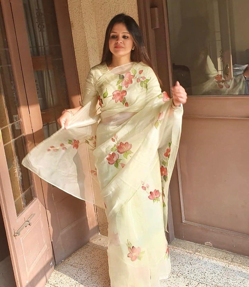 पीच कलर की फ्लोरल साड़ी में साक्षी बेहद खूबसूरत लग रही हैं।