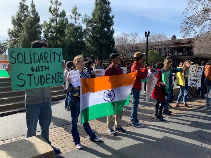 रवीश ने ये भी लिखा कि स्टेनफोर्ड के जो छात्र प्रोटेस्ट कर रहे हैं वो 500 रुपए लेकर नहीं आए होंगे।