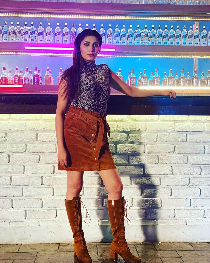 फैंस सपना चौधरी के इस अंदाज पर उनकी जमकर तारीफ कर रहे हैं। कुछ उन्हें रियल ब्यूटी बता रहे हैं तो कुछ उन्हें गॉर्जियस लिख रहे हैं। कुछ यूजर्स तो ये भी लिख रहे हैं कि कतई इकोनॉमी लग रही हो।