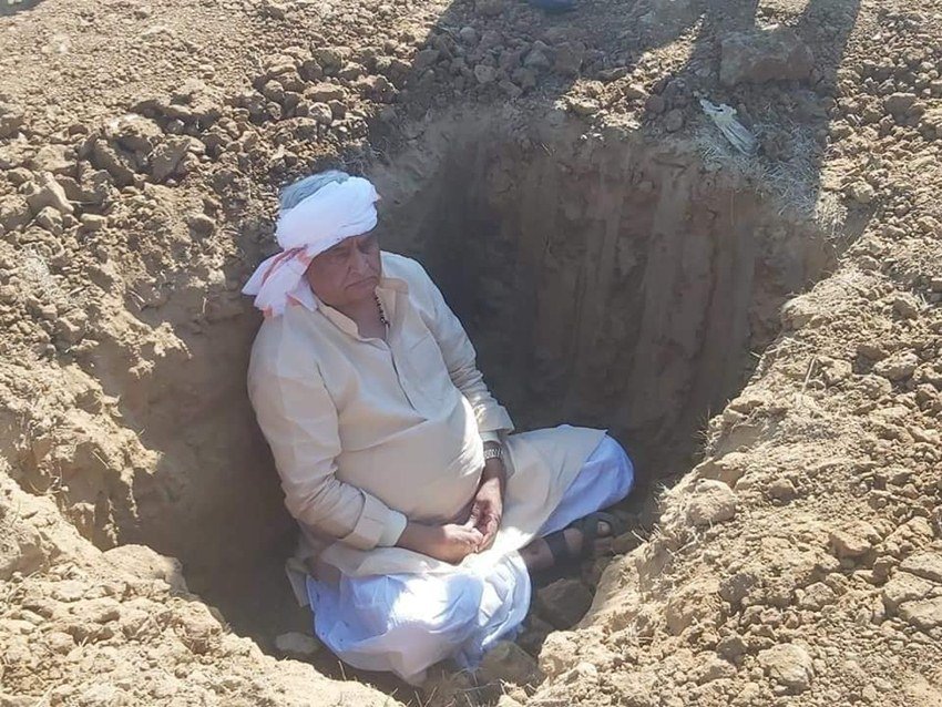 गांव के लोग तेज सर्दी को देखते हुए गड्ढे में ही चाय और पानी इन किसानों को उपलब्ध करवा रहे हैं।