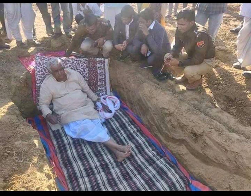 बीजेपी के ही राज्यसभा सांसद किरोड़ी लाल मीणा अपने किसानों के लिए समाधि आंदोलन में शामिल हैं।