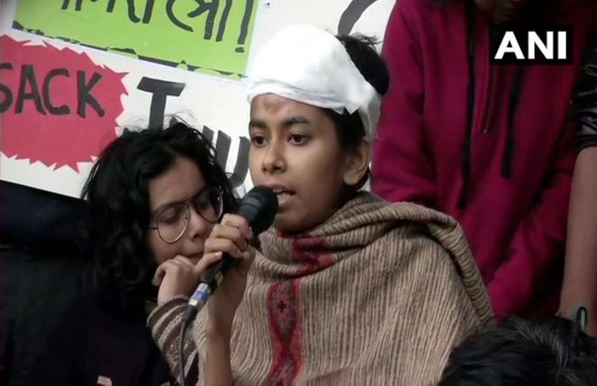 रविवार को हुई मारपीट में आइशी घोष घायल हो गई थीं। फोटो सोर्स - ANI रविवार को हुई मारपीट में आइशी घोष घायल हो गई थीं। फोटो सोर्स - ANI