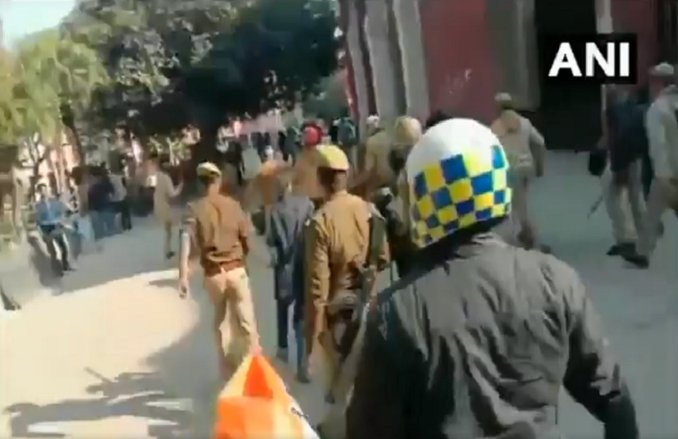 JNU हिंसा को लेकर भीमराव अंबेडकर यूनिवर्सिटी में बवाल! आपस में भिड़े ABVP-NSUI के कार्यकर्ता; पुलिस ने जमकर भांजी लाठियां