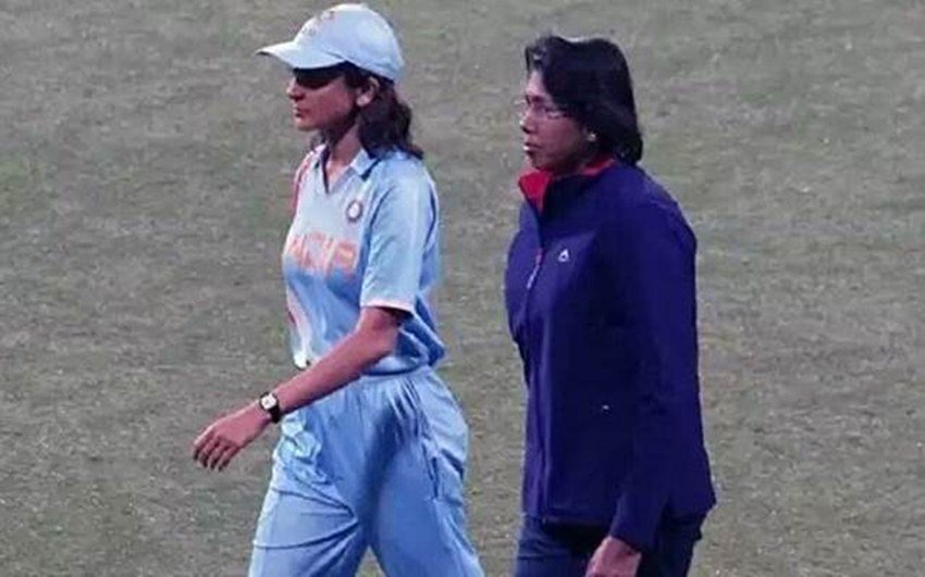 टीम इंडिया के कप्तान विराट कोहली की पत्नी और बॉलीवुड एक्ट्रेस अनुष्का महिला क्रिकेटर झूलन गोस्वामी की बायोपिक कर रही हैं। हाल ही में इस फिल्म के लिए वो तेज गेंदबाजी की कड़ी ट्रेनिंग लेते हुए स्पॉट भी की गईं। इससे पहले भी कई अभिनेत्रियां स्पोर्ट्स पर्सनालिटीज की बायोपिक या फिर स्पोर्ट्स बेस्ड फिल्मों में काम कर चुकी हैं। आइए डालते हैं ऐसी ही कुछ अभिनेत्रियों पर एक नजर: