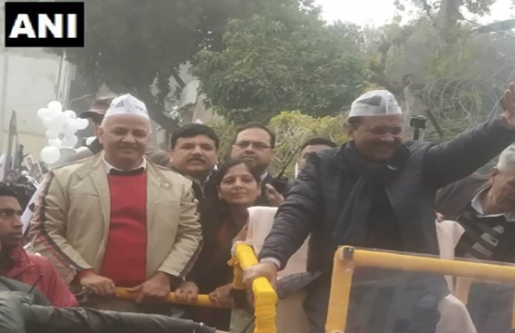 रोड शो के दौरान अरविंद केजरीवाल और अन्य नेता (Photo: Twitter@AamAadmiParty) रोड शो के दौरान अरविंद केजरीवाल और अन्य नेता (Photo: Twitter@AamAadmiParty)