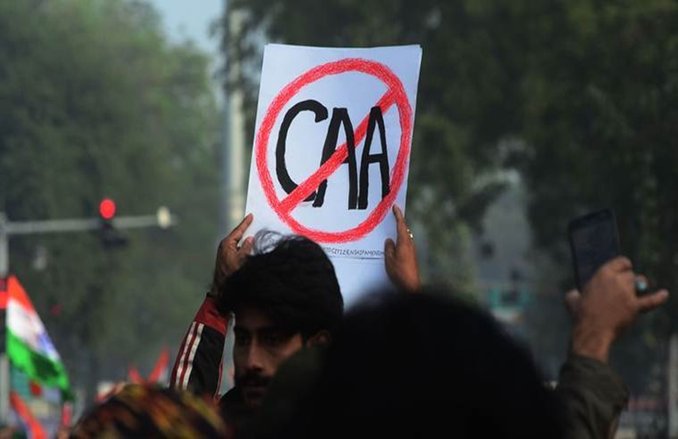 CAA पर समर्थकों और विरोधियों में झड़प, खौफनाक पत्थरबाजी में एक की मौत, 16 गिरफ्तार