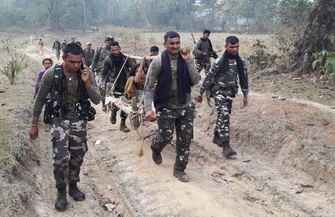 VIDEO: छत्तीसगढ़ में CRPF जवानों ने गर्भवती महिला को जंगल के बीच 6 किलोमीटर पैदल ले जाकर अस्पताल पहुंचने में की मदद