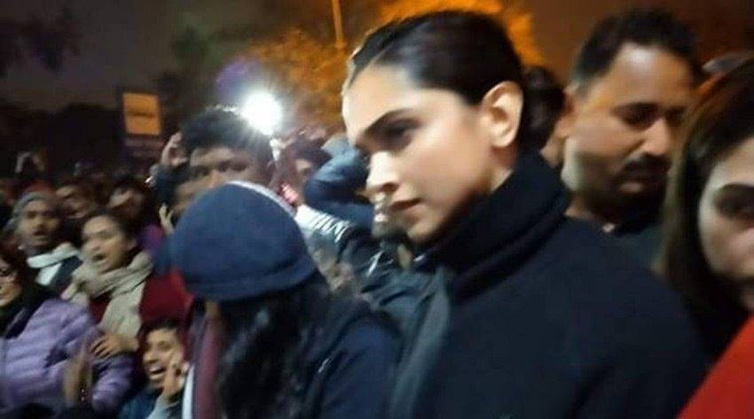 मंगलवार शाम दीपिका के जेएनयू जाने के बाद से सोशल मीडिया पर #DeepikaPadukone ट्रेंड करने लगा।