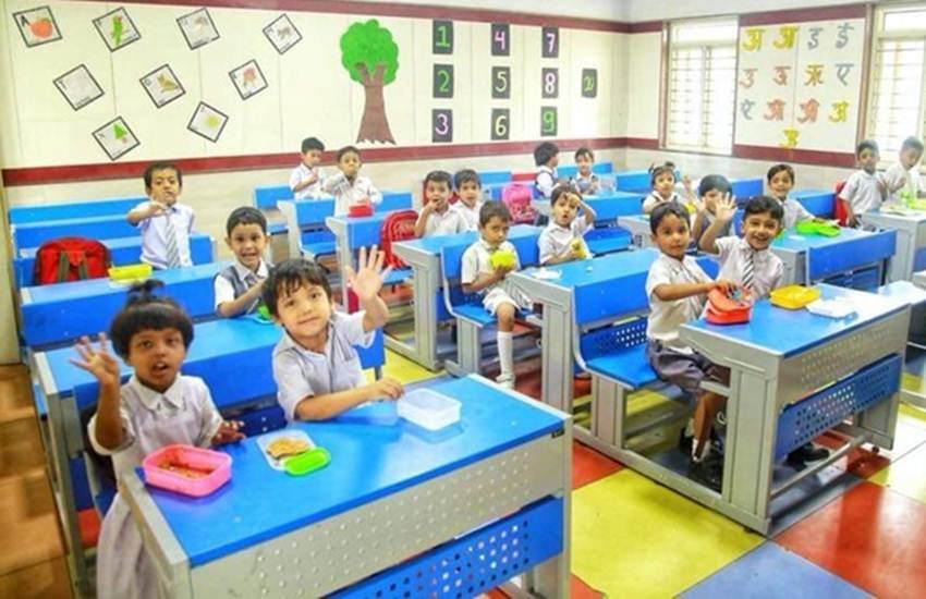 लोगों से शिक्षा और स्वास्थ्य के क्षेत्रों में AAP सरकार के प्रदर्शन पर सवाल पूछे गए जिसके आधार पर जानकारी जुटाई गई है। 