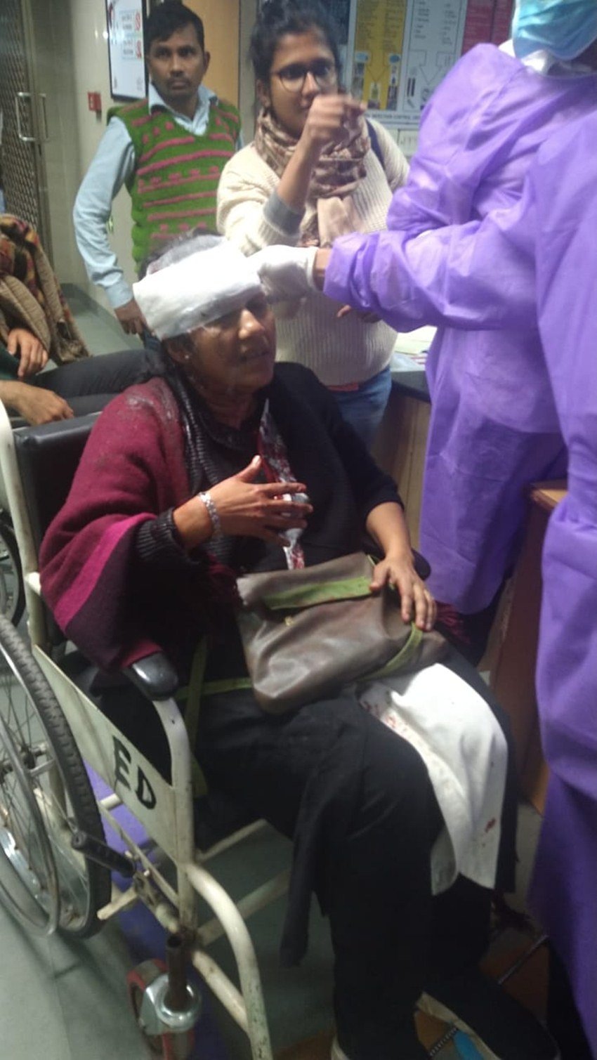 हमलावरों ने प्रोफेसर सुचरिता सेन को भी नहीं बख्शा। हमले में उनके सिर पर भी गंभीर चोट लगी है।