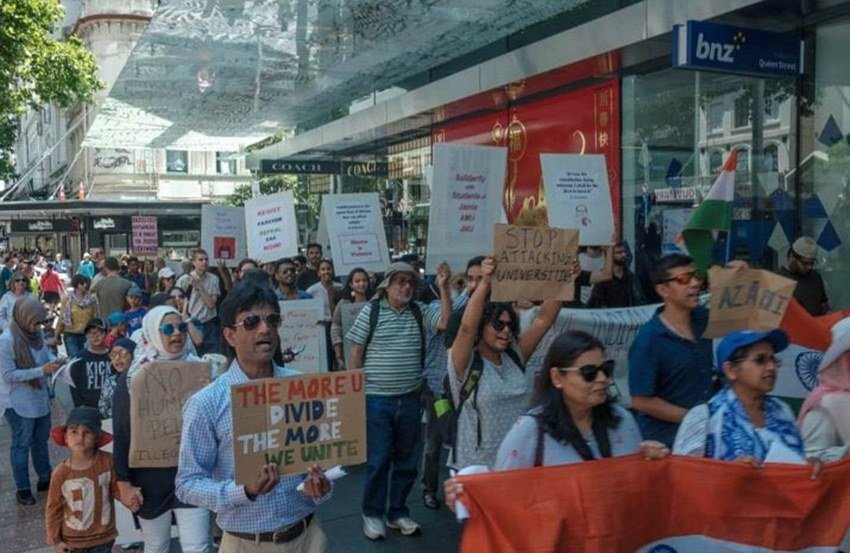 नागरिकता संशोधन कानून और एनआरसी को लेकर देशभर में बवाल चल रहा है। कई राज्यों में इस कानून को लेकर लोग सड़कों पर हैं। सीएए और एनआरसी का विरोध सिर्फ भारत ही नहीं विदेशों में भी देखने को मिल रहा है। कुछ दिनों पहले अमेरिका के स्टेनफोर्ड विश्वविद्यालय के छात्रों ने इस कानून के खिलाफ प्रोटेस्ट किया था तो अब न्यूजीलैंड में भी इसके खिलाफ लोग सड़कों पर उतरे। न्यूजीलैंड में हुए इस एंटी सीएए-एनआरसी प्रोटेस्ट की तस्वीरें सोशल मीडिया में वायरल हो रही हैं।