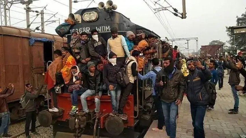 परीक्षार्थियों के लिए कोई विशेष व्यवस्था ना किए जाने के कारण इस तरह से उन्हें सफर करना पड़ा।