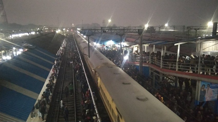 ये तस्वीरें लोग सोशल मीडिया में शेयर करते हुए लिख रहे हैं कि अगर देश की बेरोजगारी देखनी हो तो कोई बिहार के स्टेशनों पर पहुंच जाए।