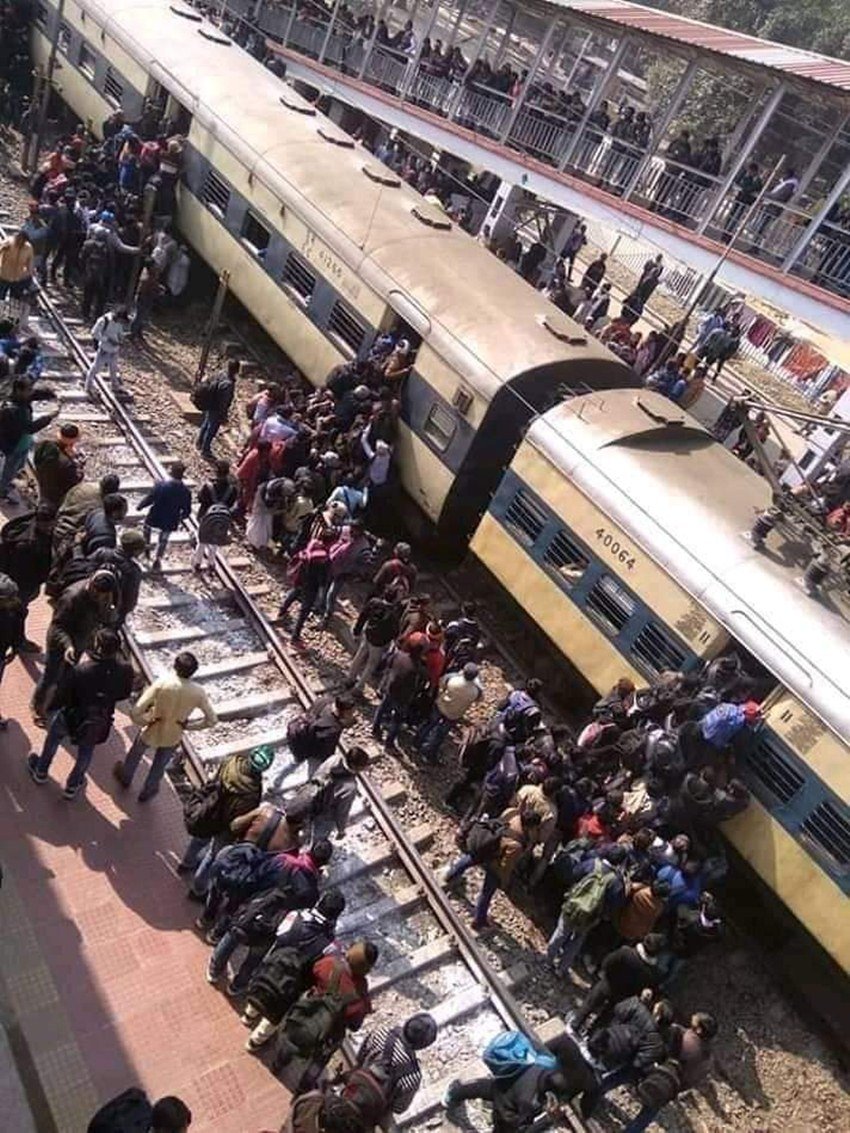 इतनी बड़ी संख्या में परीक्षार्थियों के पहुंचने से कमोबेश बिहार के हर बड़े रेलवे स्टेशन पर ऐसा ही नजारा दिखा।