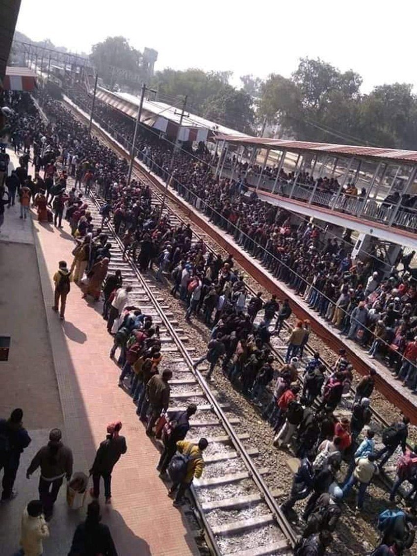 इन तस्वीरों में जो दिख रहा है उसे लगभग हर कोई सरकार की नाकामी बता रहा है। लोग लिख रहें हैं कि सरकारें खुद नहीं समझ पा रही हैं कि उन्होंने कितने बेरोजगार पैदा कर दिए हैं।