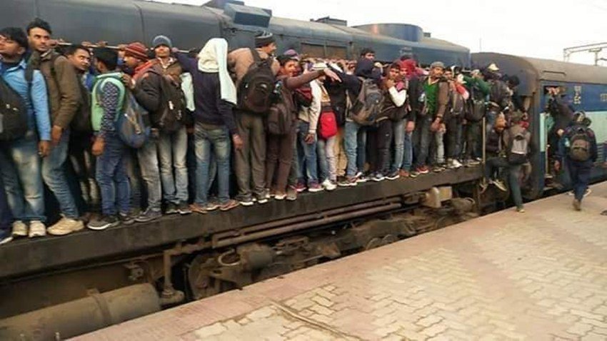 बहुत से यूजर्स सूबे के सीएम नीतीश कुमार को घेरते हुए लिख रहे हैं कि आपने अपने 'सुशासन' में इतने बेरोजगार पैदा कर दिये कि अब संभाले नहीं संभल रहे।