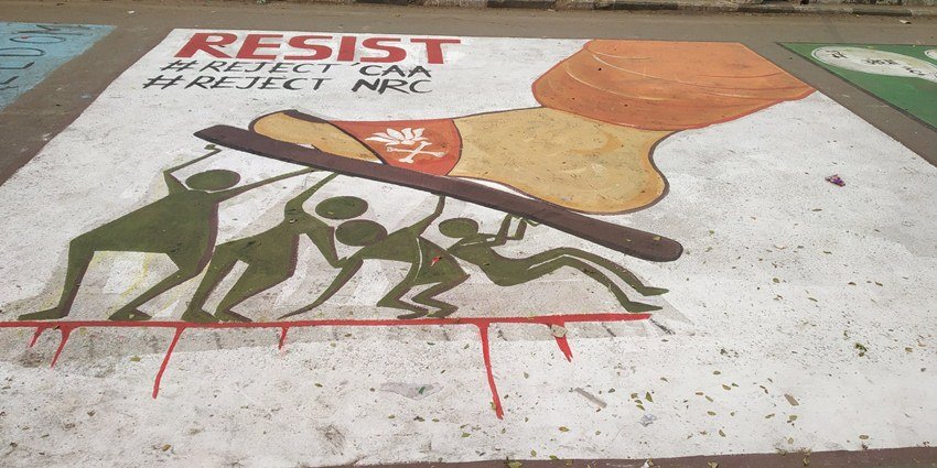 बता दें कि दिल्ली के शाहीन बाग इलाके में पिछले करीब महीने भर से लोग सड़कों पर उतर इस कानून का प्रचंड विरोध कर रहे हैं।