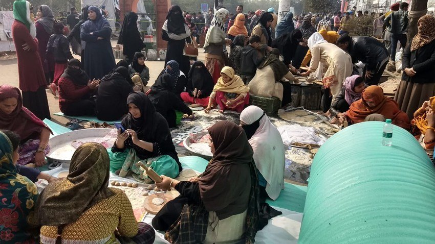 बता दें कि दिल्ली के शाहीन बाग में महलिएं महीने भर से सड़क पर हैं। ये सड़क पर ही खाना बना रही हैं और CAA-NRC के खिलाफ अपनी आवाज बुलंद कर रही हैं।