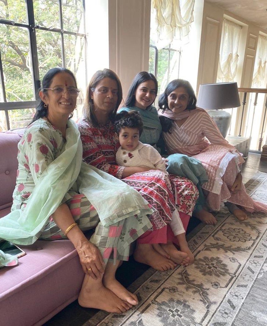 कंगना की तारीफ करते हुए उनकी बहन ने लिखा कि कंगना न शादियों में नाची न अवॉर्ड फंक्‍शन में और न ही चिंदी ब्रांड्स का प्रमोशन किया, वह मूवी माफियाओं से भिड़ गई और फिर भी आज उसके पास किसी भी एक्‍ट्रेस से ज्‍यादा प्रॉपर्टी है।