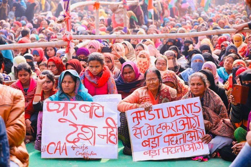 देश के कई हिस्सों में नागरिकता संशोधन कानून और एनआरसी के खिलाफ प्रदर्शन हो रहे हैं। लोग कई दिनों से सड़कों पर हैं। दिल्ली के शाहीन बाग से लेकर प्रयागराज के रौशन बाग तक में महिलाएं, पुरुष और बच्चे इस कानून के विरोध में डटे हैं। देश के कुछ हिस्सों में CAA और NRC के सपोर्ट में भी सड़को पर उतरे। हालांकि कानून का विरोध करने वालों की तादाद बहुत ज्यादा है।