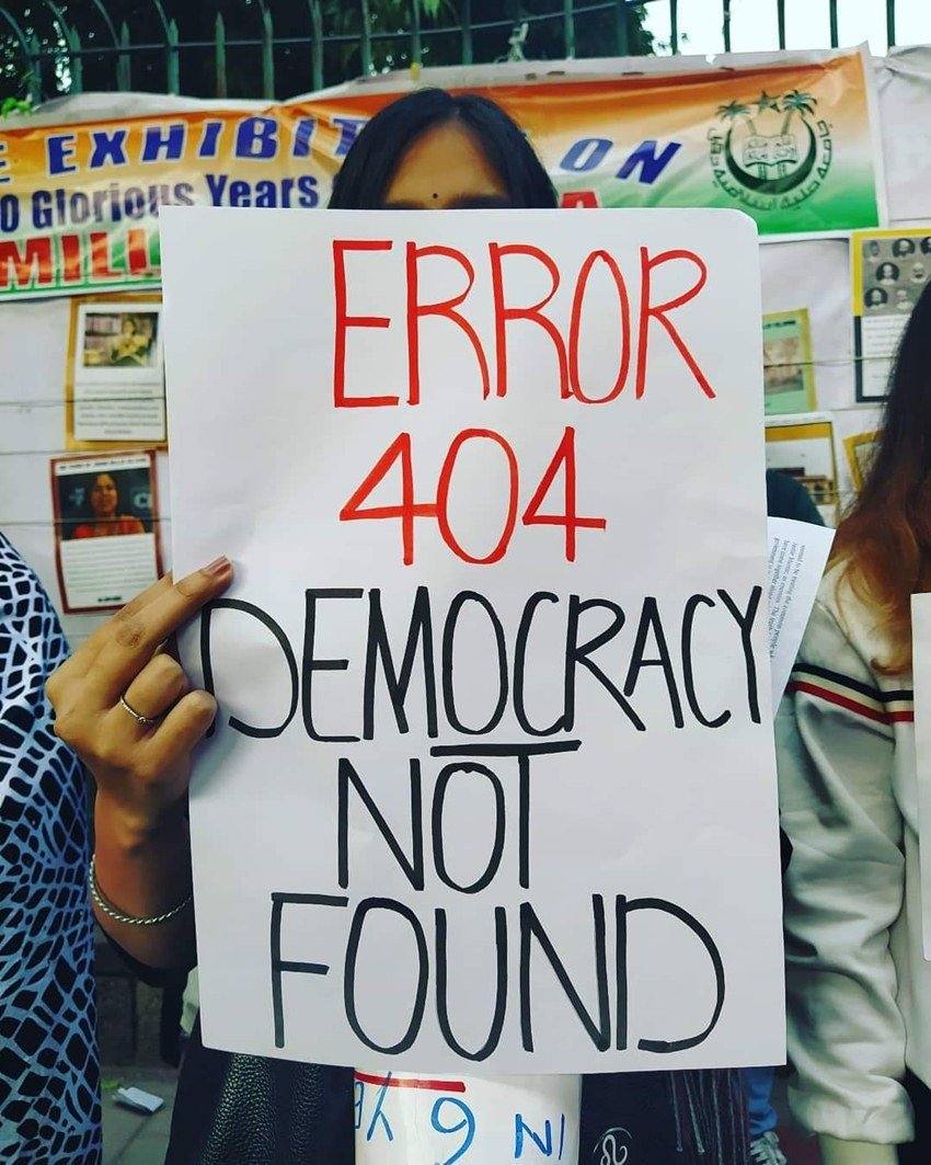 CAA/NRC का विरोध करने वाले इसे संविधान के खिलाफ बताते हुए वापसे लेने की मांग कर रहे हैं।